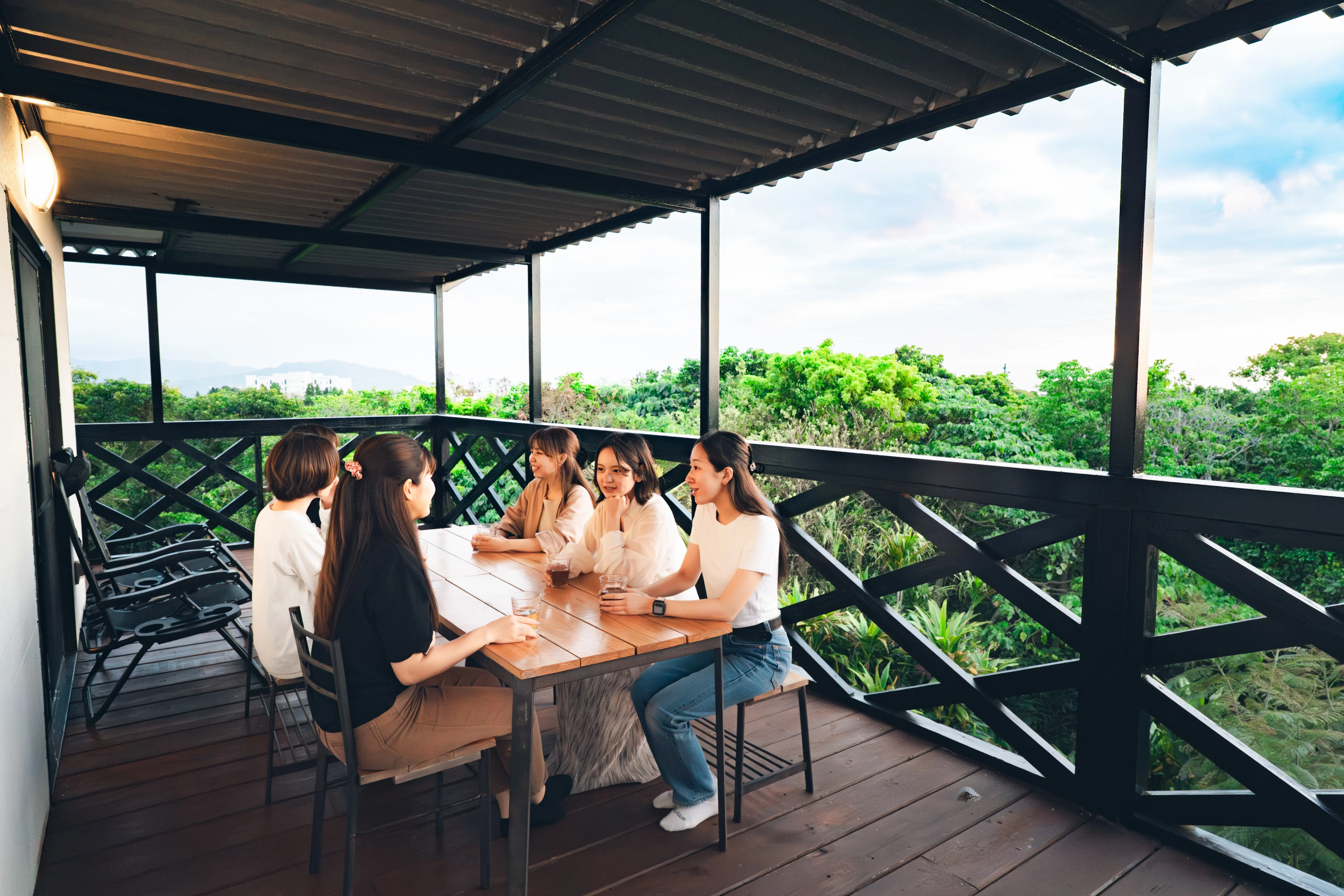 テラスで食事、子どもはキッズスペースへ